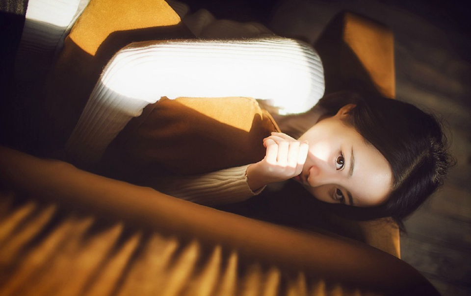“哼！”想到自己朝夕相处的妻子，却爬上了刘璋的床榻，在床笫间与那刘璋商量着如何对付自己，刘璝原本平静下来的一些心，顿时心如刀割，双手握拳，指节一阵阵发白。